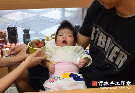 蔡寶寶(台中市北區嬰兒寶寶滿月剃頭理髮、免費嬰兒剃胎毛儀式吉祥話)。中國風會場，爸媽寶貝免費穿「日中韓」古裝禮服。專業拍照、DVD光碟、證書。★購買「臍帶章、肚臍章、胎毛筆刷印章」贈送：剃頭、收涎、抓周，三選一。 2015.11.02 照片8